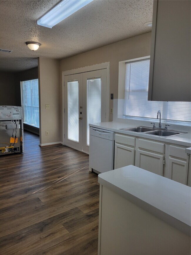 Building Photo - 9315 Southleigh Dr