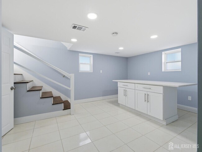 Building Photo - 14 John St