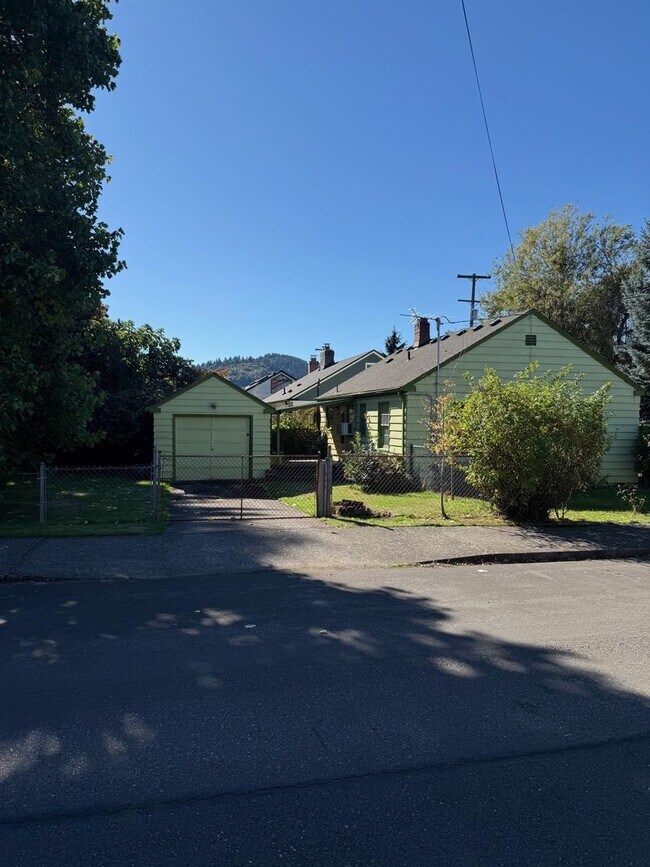 Building Photo - TIP TOP ON TYLER