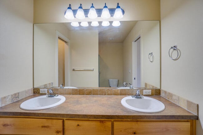 Building Photo - BEAUTIFUL THREE BEDROOM HOME IN FELIDA