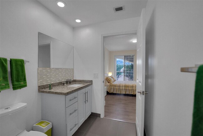 Building Photo - 4108 W Palm Aire Dr