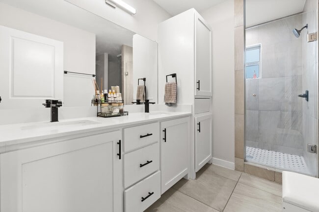 Building Photo - 5418 Travesia Ct