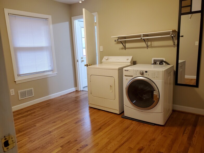 Bedroom/laundry - 1225 Southerlund Rd