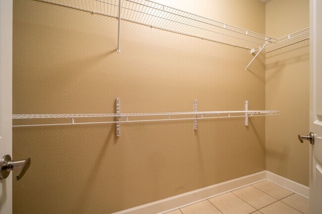 Building Photo - Lakefront Condo for Rent | 2 Bed, 2 Bath |...