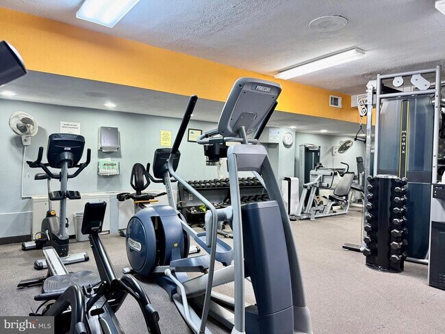 Building Photo - 10201 Grosvenor Pl