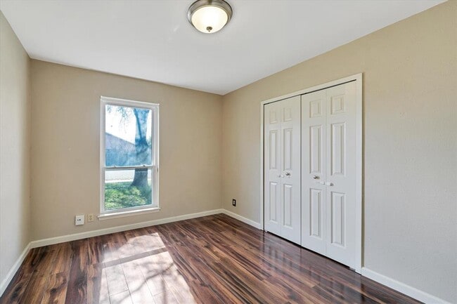 Building Photo - 1467 S Meadows Dr