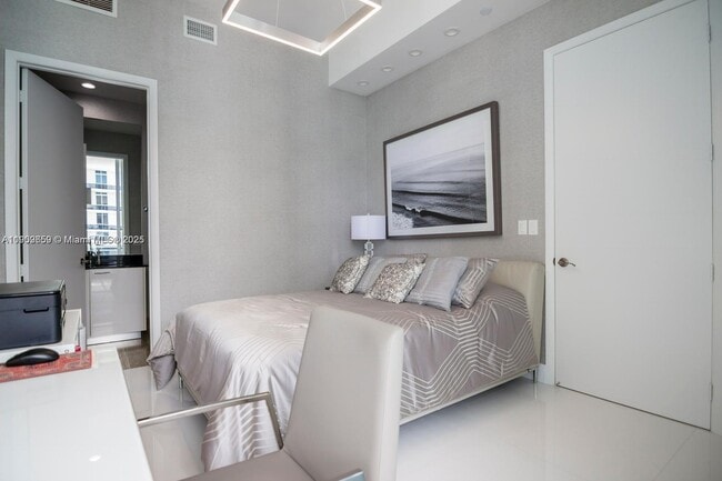 Building Photo - 15901 Collins Ave