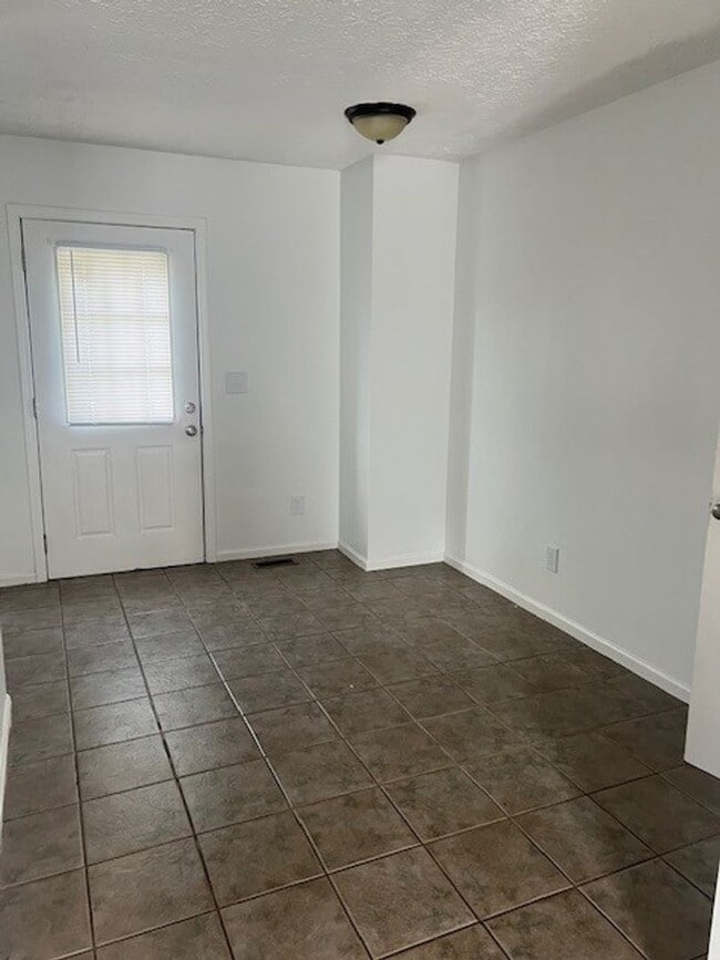 Building Photo - Spacious 2-Bedroom Townhouse with Garage