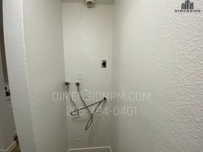 Building Photo - Bottom floor Condo with W&D hookups in Federal Way, Utilities Included!