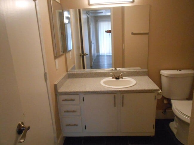 Building Photo - 2nd Floor 2 Bedroom Condo in Gated Community