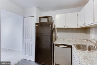 Building Photo - 26 Canterbury Square