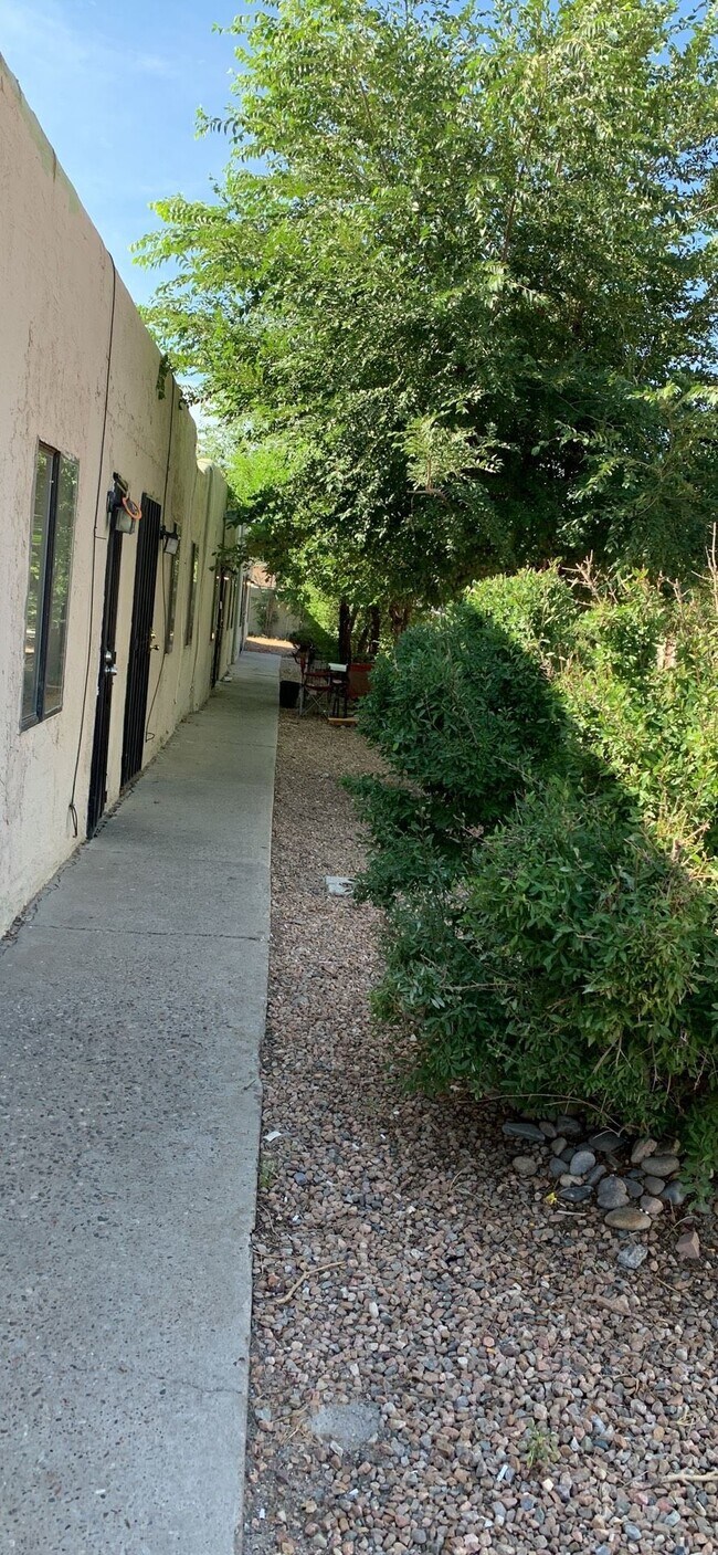 Building Photo - 208 Mescalero Rd NW