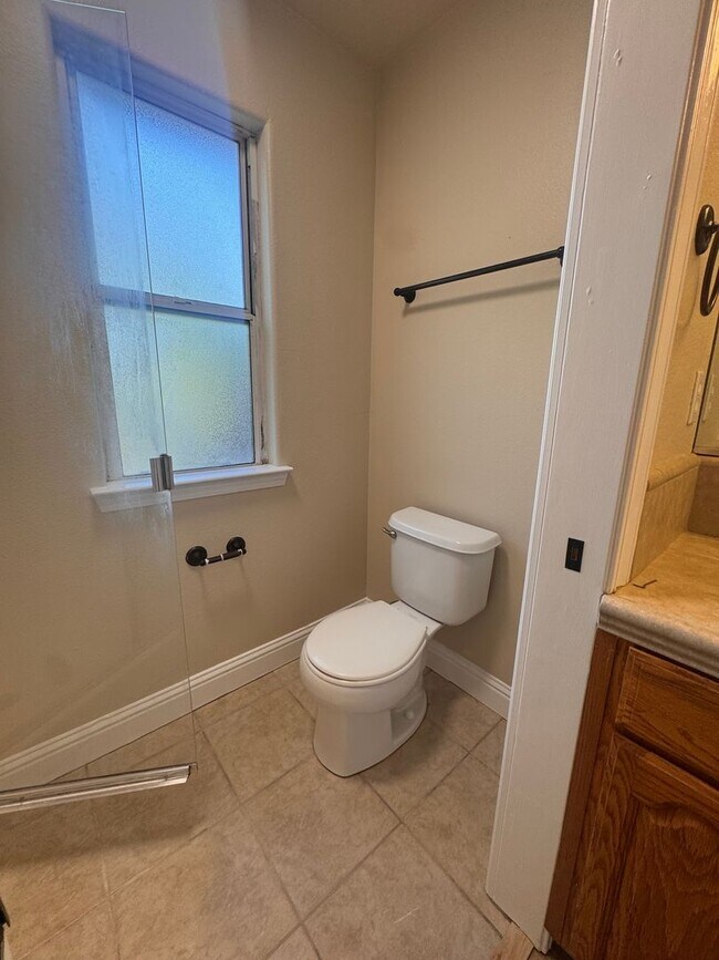 Building Photo - Charming 3 Bed/ 2 Bath Home. AVAILABLE NOW!!!!