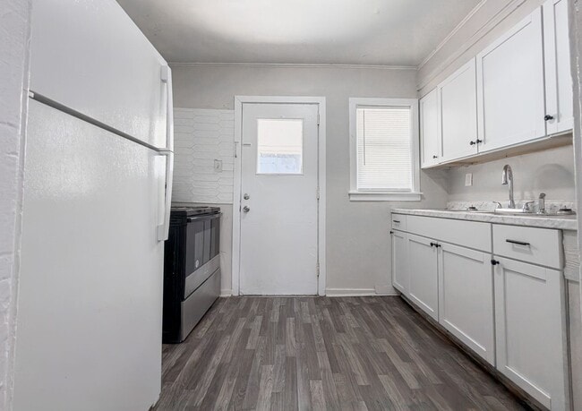 Building Photo - Cherokee Duplex