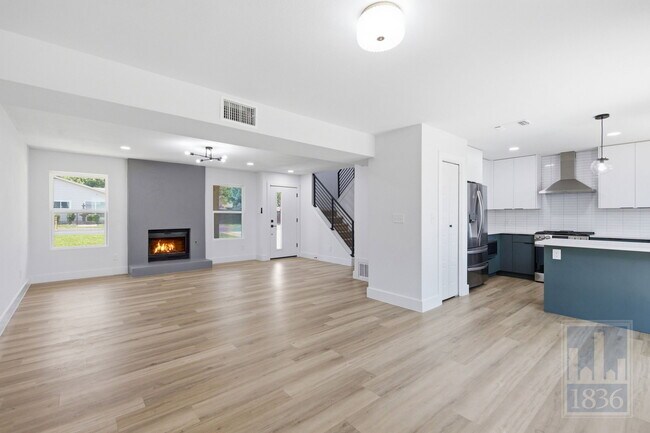 Building Photo - 3610 Alexandria Dr