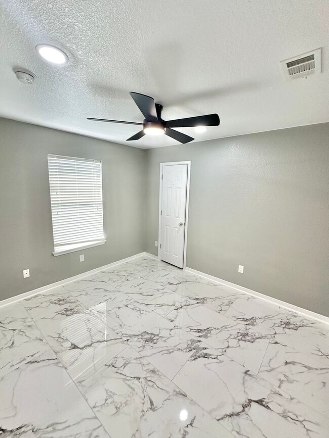 Building Photo - AVAILABLE NOW!!