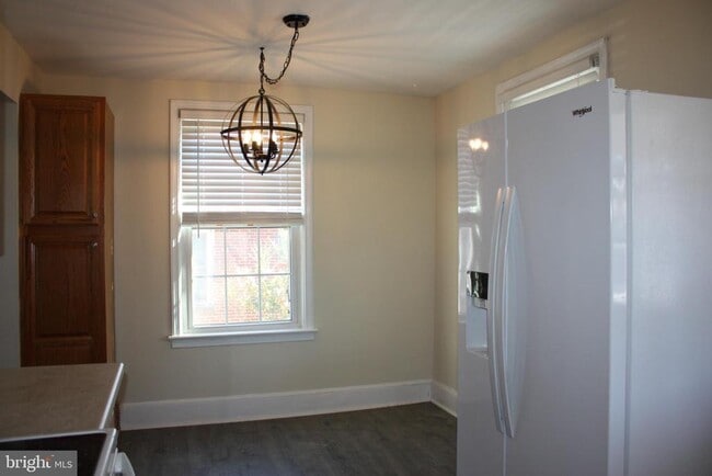 Building Photo - 423 Happy Creek Rd