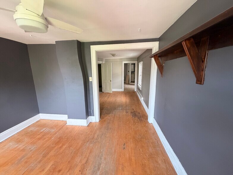 Floor - 1608 N Franklin Pl.