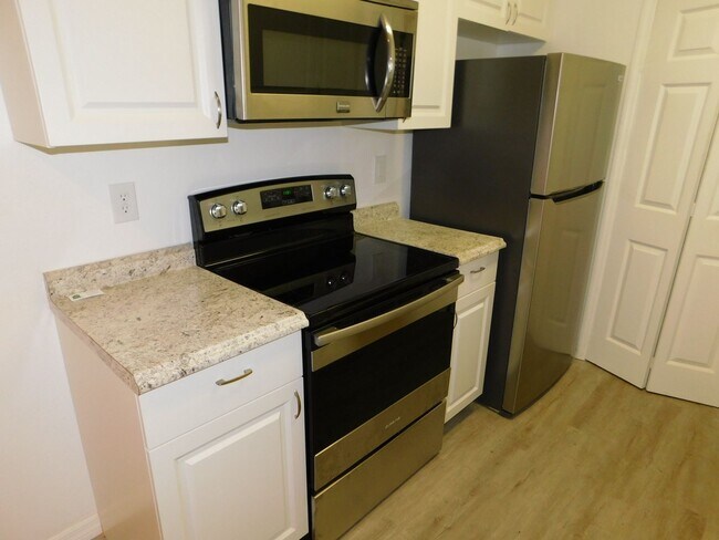 Building Photo - 2 Bed 2 Bath Split Plan Condo at Sunset Lake on Turkey Lake