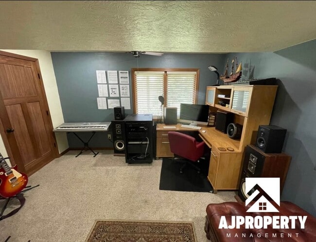 Building Photo - 3105 S Dawley Cir