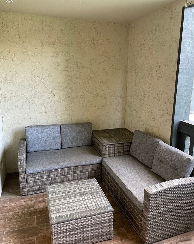 Building Photo - Fully Furnished, 1 bed/ 1 bath Point Loma condo close to the Bay & Liberty Station!