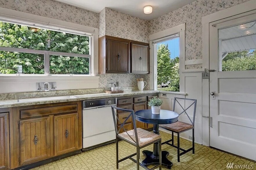 Building Photo - 902 N 77th St