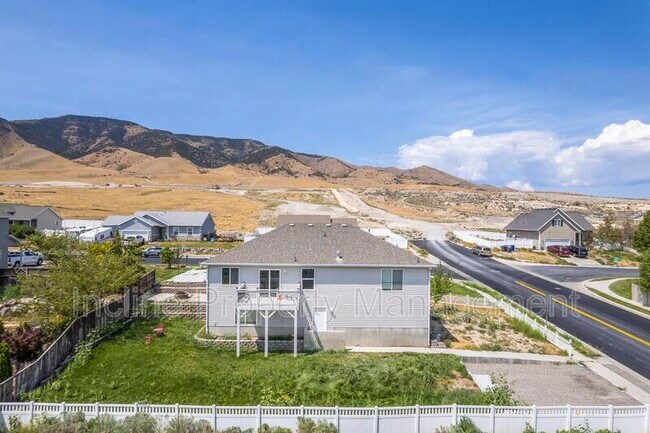 Building Photo - 4016 S Sunrise Dr