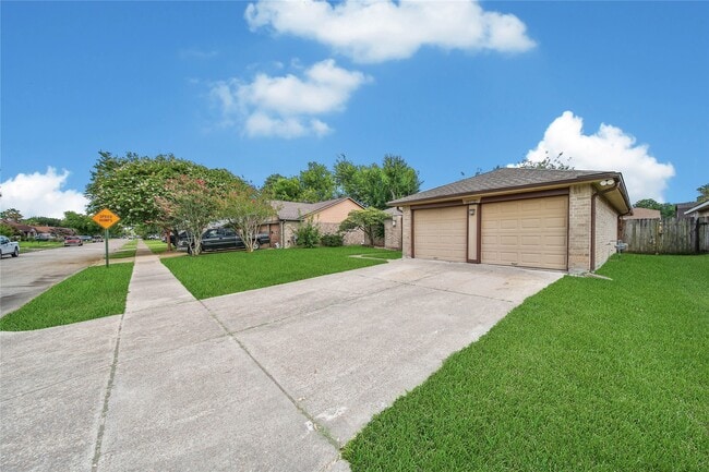 Building Photo - 10904 Birch Dr