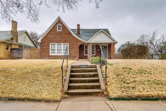 Building Photo - 2 bedroom Duplex in Ryan Place on Large Corner Lot