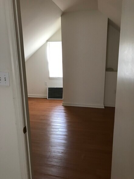 Primary Photo - 15 West Burlington Street