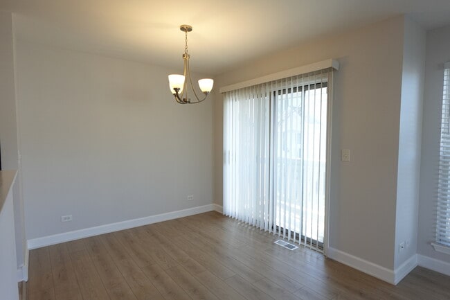Building Photo - 881 Essex Cir