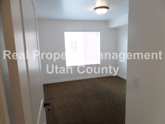 Building Photo - Darling Condo available