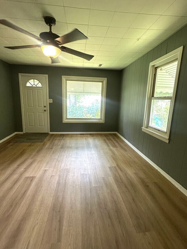 Building Photo - 2 Bed | 1 Bath Home with Detached Garage
