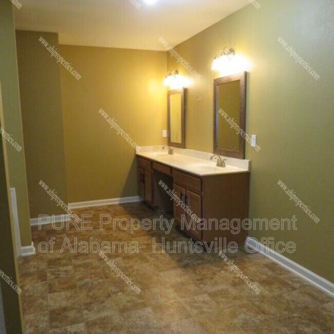 Building Photo - 3312 Lakeland Dr SW