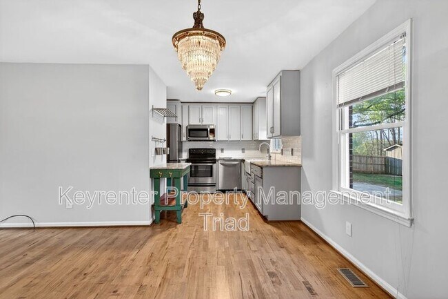 Building Photo - 2312 Bonnie Ln