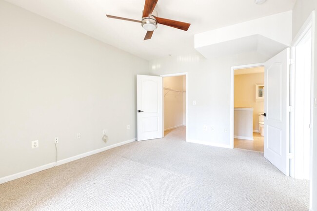 Building Photo - 400 Symphony Cir