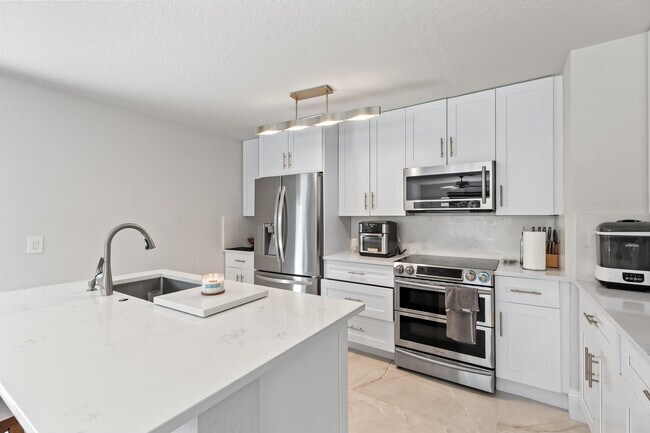 Building Photo - 6805 NW 75th Ct
