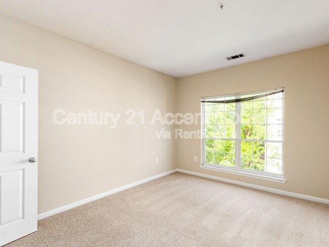Building Photo - 4862 Eisenhower Ave