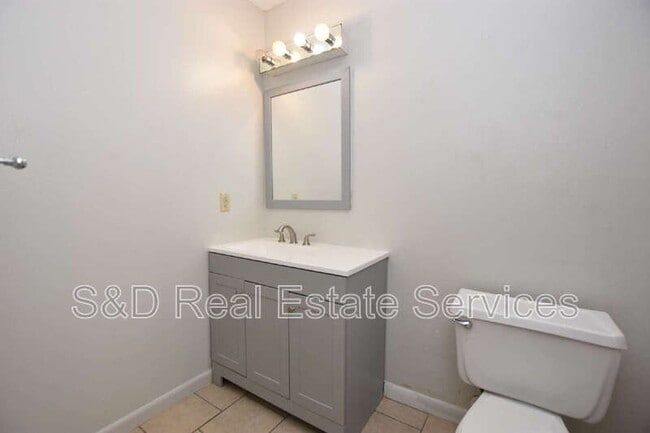 Building Photo - 1015 E Tee Cir