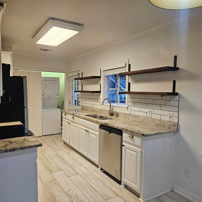 Building Photo - Bradley Duplex