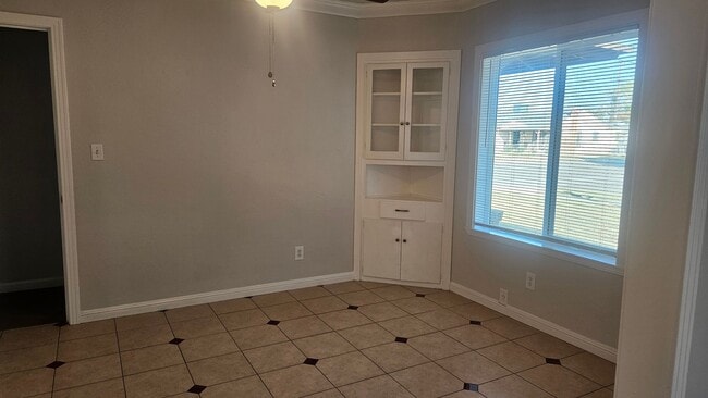 Building Photo - WOW!  Very Nice Updateds 3/1 Near Chestnut...