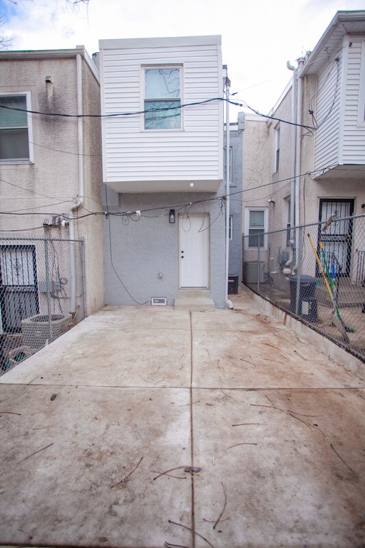 Building Photo - 724 N Dekalb St