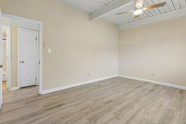 Building Photo - Location, Location, Location! Move-in ready, Offers 2 beds and 1 bed