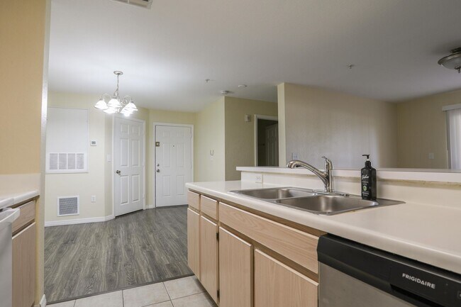Building Photo - 5451 Vineland Rd