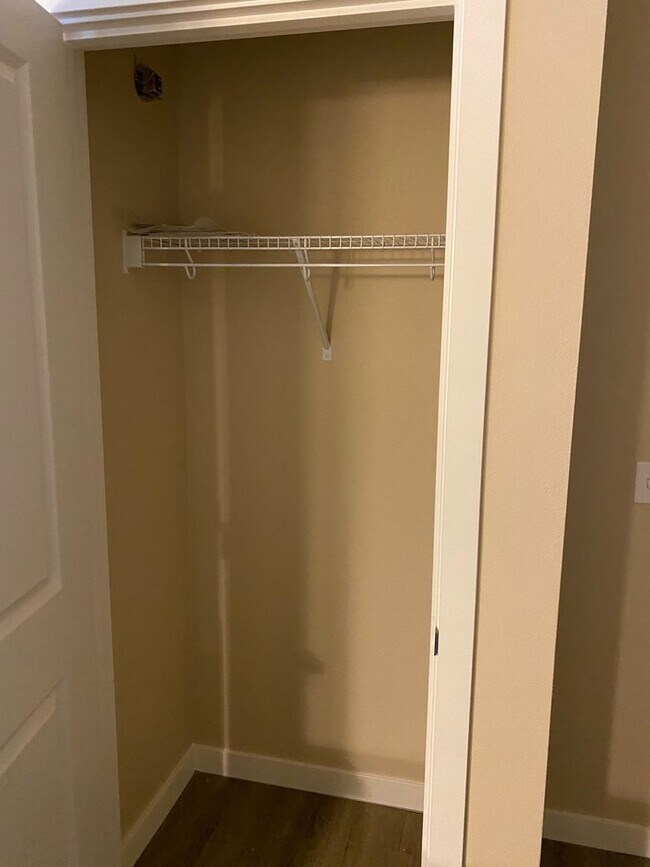 Building Photo - Cozy 2 Bedroom 1 Bath with new carpet!