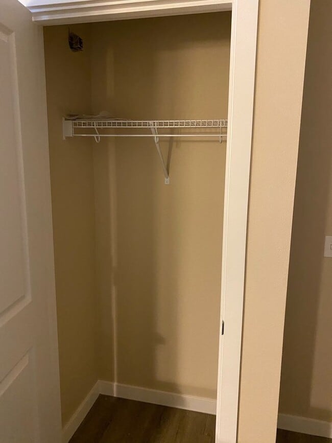 Building Photo - Limited-Time Offer: Gorgeous Top Floor 2 Bed/1 Bath for Just $1,799/Month! Private view!