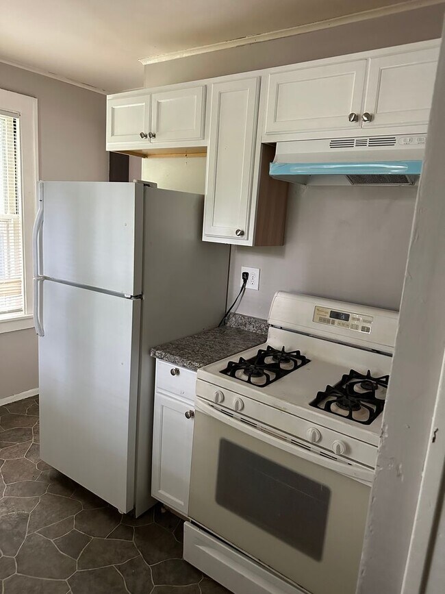 Building Photo - 3 Bedroom, 1 Bath House Available with Private Yard