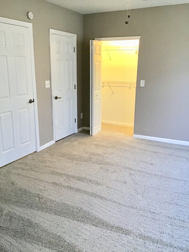 Building Photo - Upgraded 2 Bed/2 Bath plus Den HOME 1100 sq ft. Unit...A Must See!!!