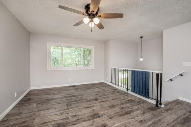Building Photo - Cute 3 bedroom house near shopping, restau...