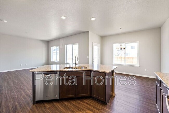 Building Photo - 5694 Olathe Ave
